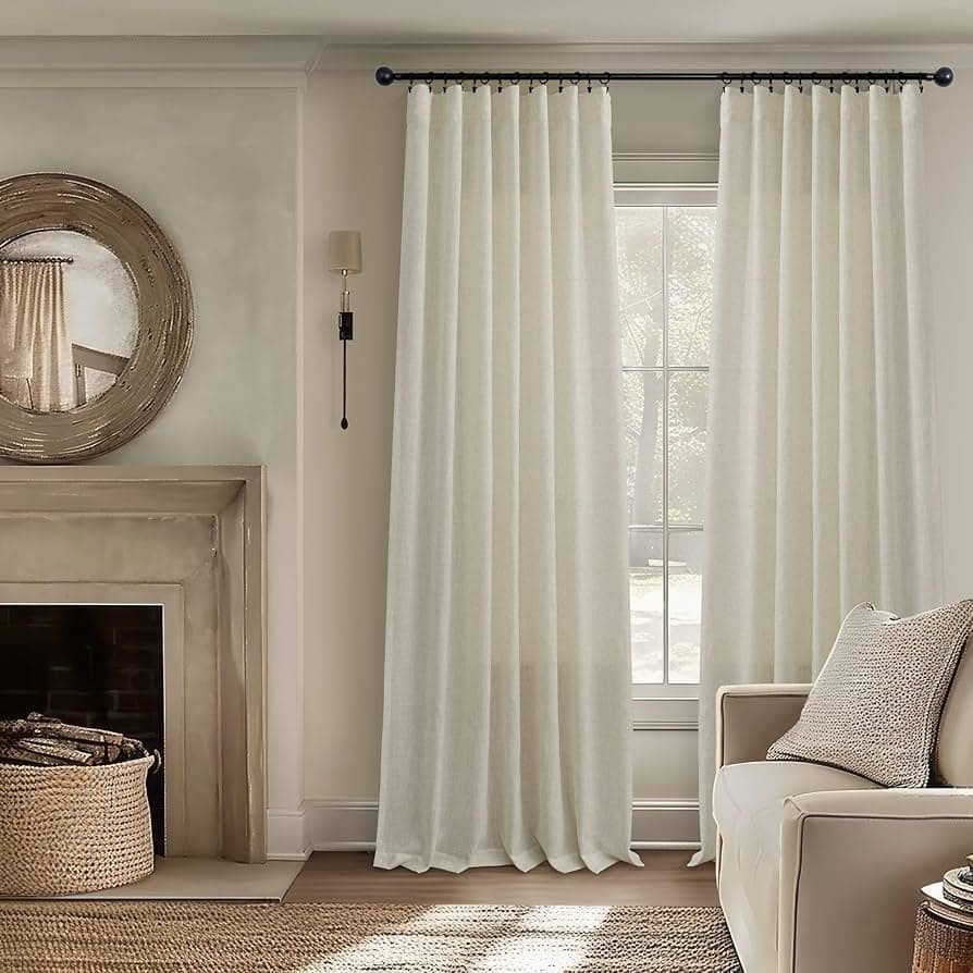 Cortinas claras de tecido leve na janela da sala